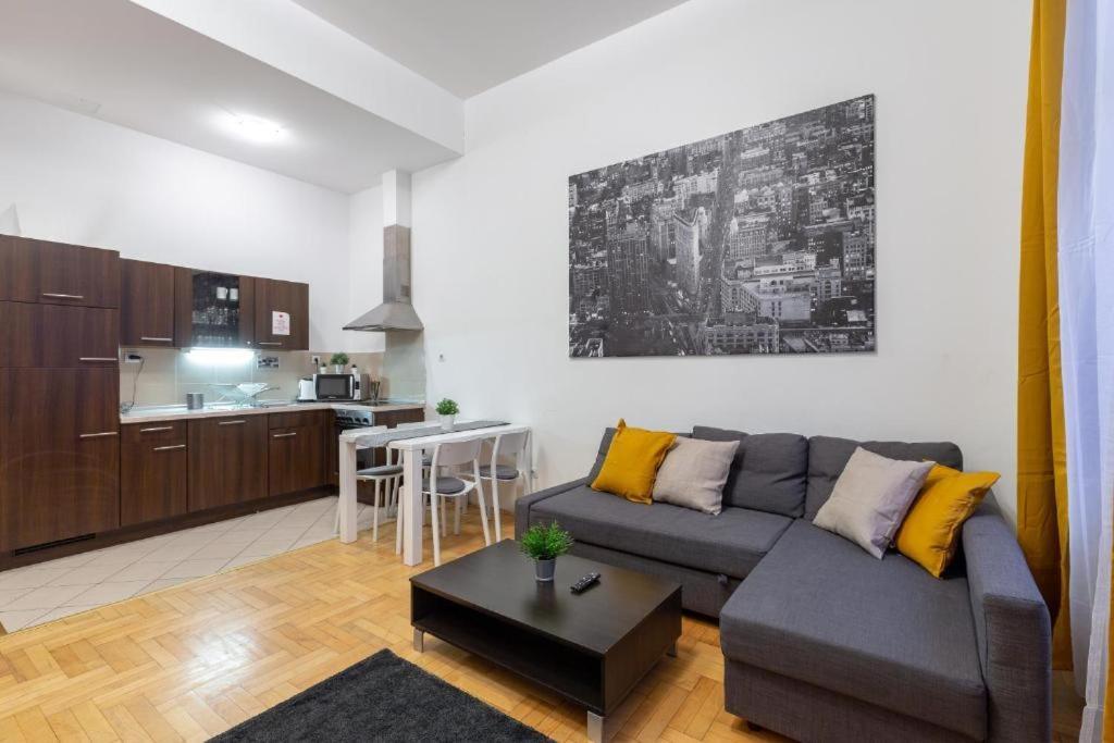 Downtown Home In The Gozsdu Garden Budapesta Exterior foto